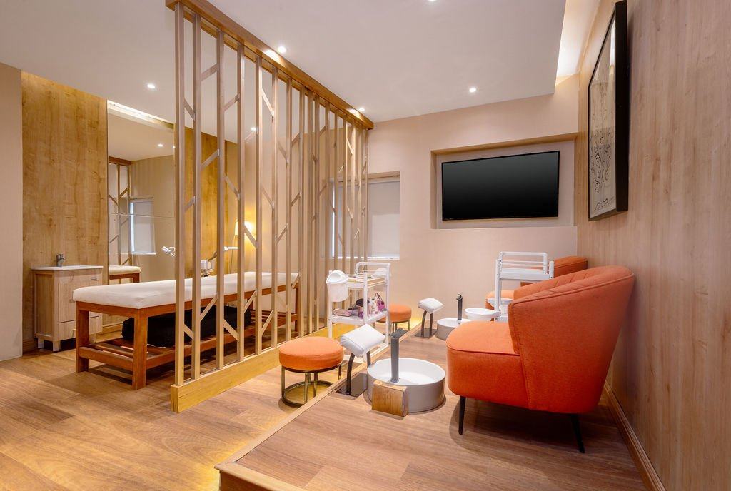 Ivy Lush Hotel, Warri &mdash; Suite lounge