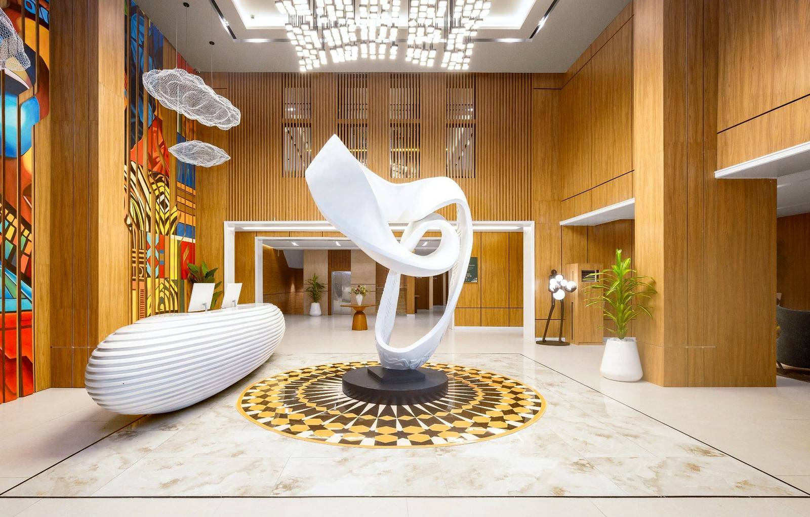 Obudu Centurion Hotel &mdash; Lobby & sculpture