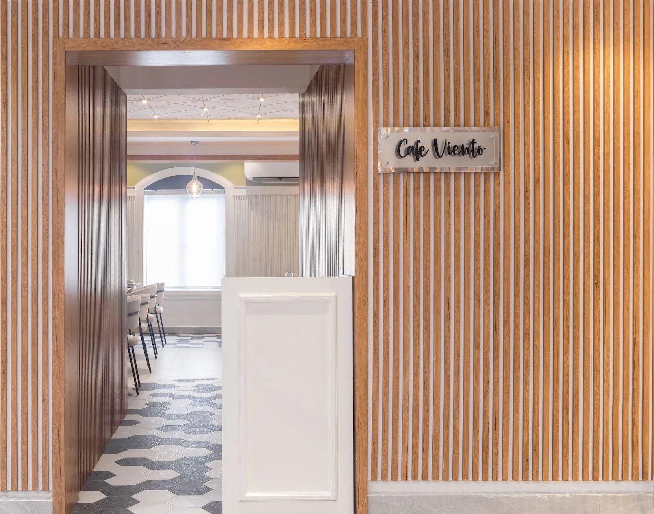 Ivy Lush Hotel, Warri &mdash; Caf&eacute; Viento