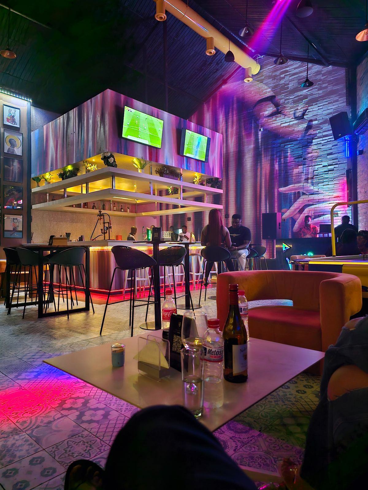 UJ Warri &mdash; Main bar & lounge